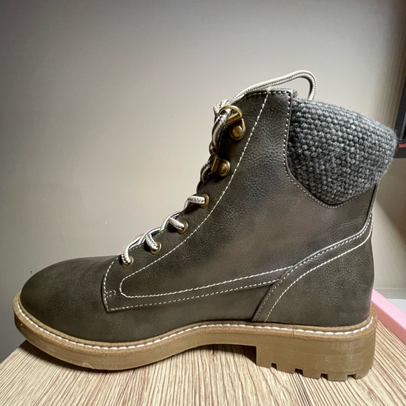 St. John Bay Womens Boots size 9 Durham Memory foam Water Resistant - Picture 4 of 9